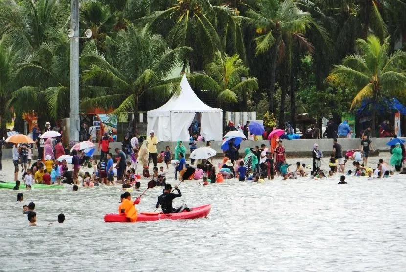 Ilustrasi pantai Ancol Jakarta Utara.
