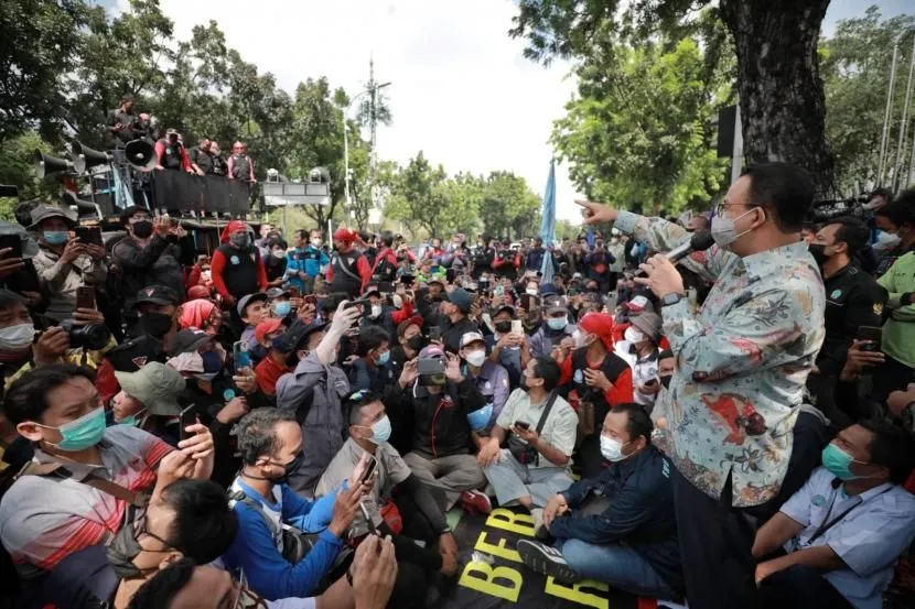 Ilustrasi. Gubernur DKI Jakarta, Anies Rasyid Baswedan menemui buruh Federasi Serikat Pekerja Logam Elektronik Mesin Serikat Pekerja Seluruh Indonesia (FSP LEM SPSI) yang menggelar aksi menuntut kenaikan upah minimum provinsi di depan Balai Kota DKI, Jakarta Pusat, Kamis (18/11).
