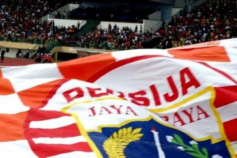 Bendera Persija Jakarta dikibarkan suporter. Persija mengincar sejumlah pemain dalam bursa transfer jelang putara kedua Liga 1.