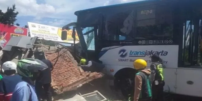 Sebuah bus TransJakarta menabrak Pos Lantas PGC Cililitan, Jakarta Timur, Kamis (2/12/2021).