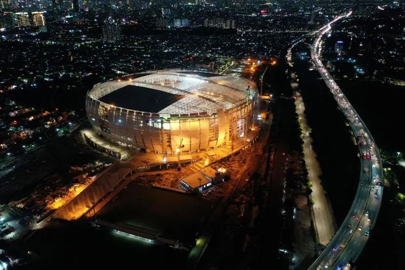 Foto udara pembangunan Jakarta International Stadium (JIS) di Tanjung Priok, Jakarta, Selasa (23/11/2021). Progres pembangunan stadion berkapasitas 82.000 penonton yang digarap oleh PT Jakarta Propertindo itu telah mencapai 84,66 persen per 18 November 2021