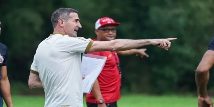 Pelatih Persija Jakarta, Angelo Alessio sedang memimpin latihan di Lapangan POR Sawangan, Depok, Jumat (18/6/2021). Persija akan bertemu Bali United dalam lanjutan Liga 1 yang bakal berlangsung di Stadion Manahan Solo, Kamis malam (25/11/2021).
