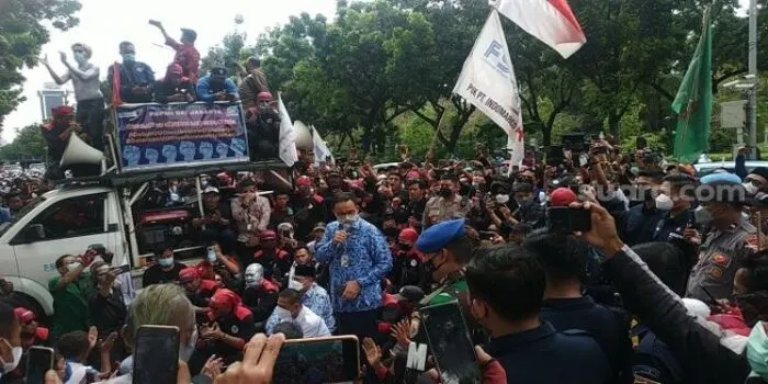 Gubernur DKI Jakarta Anies Baswedan berada di tengah-tengah massa buruh yang berdemonstrasi di depan Balai Kota Jakarta, Senin (29/11/2021).