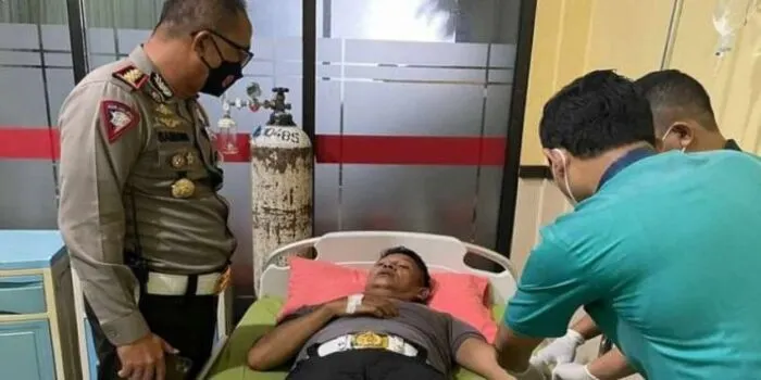 Dirlantas Polda Metro Jaya Kombes Sambodo Purnomo Yogo menjenguk Kabag Operasional Ditlantas Polda Metro Jaya AKBP Dermawan Karosekali yang menjalani perawatan di RS Polri Kramat Jati, Jakarta, akibat dikeroyok oknum ormas PP (Pemuda Pancasila) dalam demo anarkis, Kamis (25/11/2021).