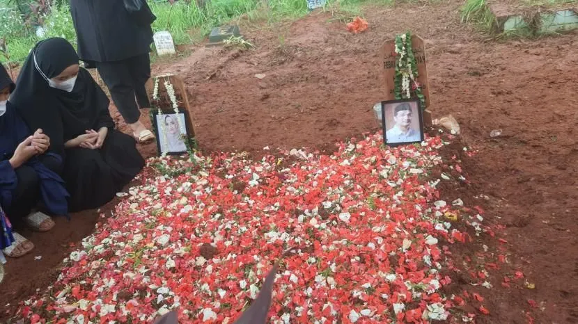 Artis Vanessa Angel dan Febri Andriansyah (Bibi) dimakamkan di Taman Makam Islam Malaka, Jakarta Selatan 