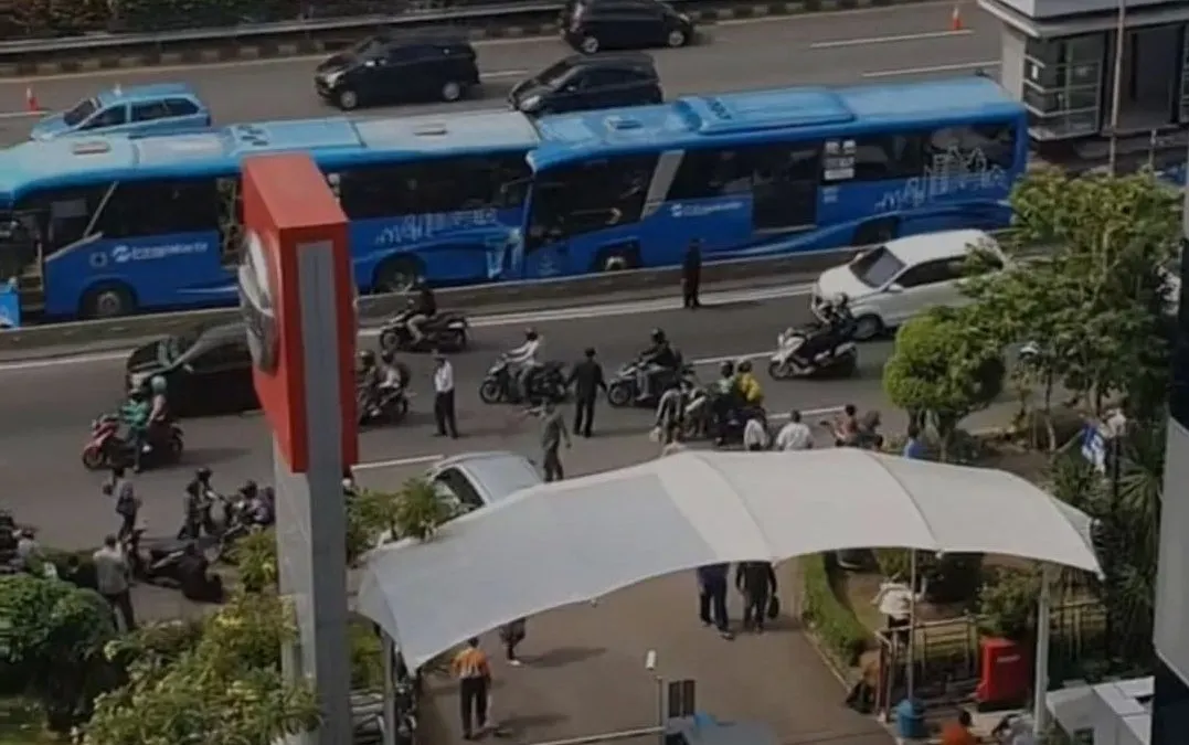 Kecelakaan beruntun bus Tranjakarta di Jalan MT Haryono, Cawang, Jakarta Timur