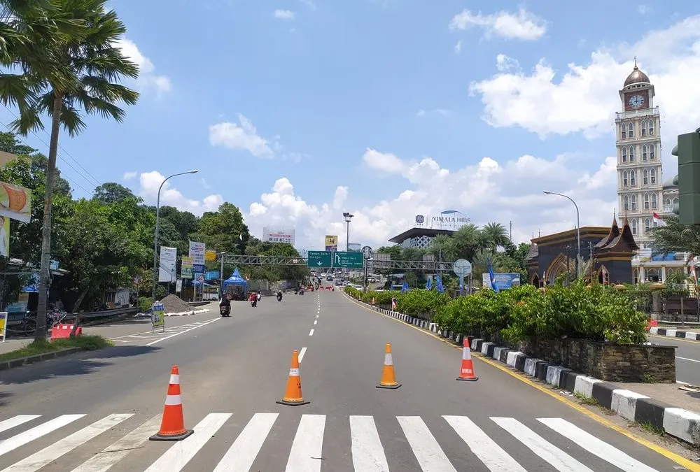 Kondisi arus lalu lintas di simpang Gadog, Ciawi, Puncak Kabupaten Bogor. (Yogi Faisal)