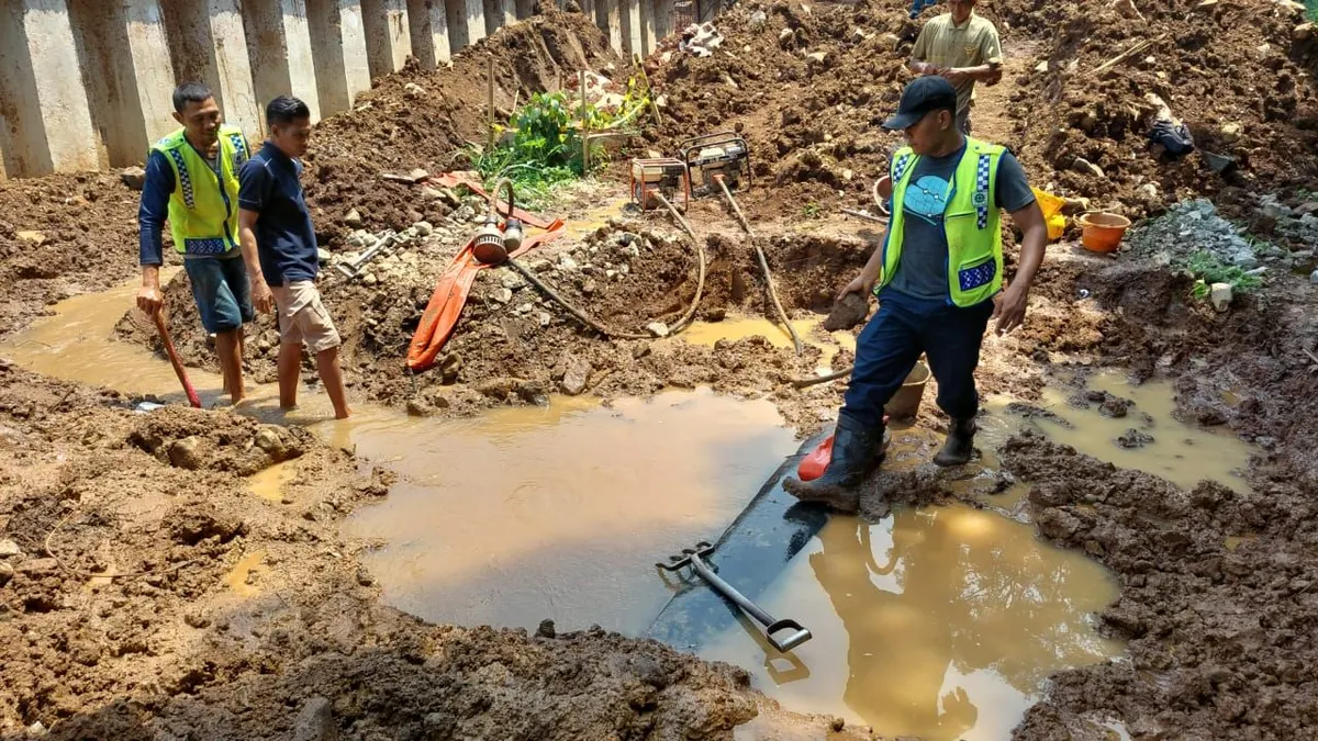  Petugas Perumda Tirta Pakuan Kota Bogor saat melakukan perbaikan untuk menutupi kebocoran pipa tranmisi air baku 1.000 milimeter jalur Intake Ciherang Pondok - IPA Dekeng. (Dok Perumda Tirta Pakuan Kota Bogor)