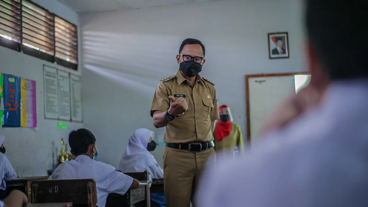 Wali Kota Bogor Bima Arya Sugiarto, meminta kepada seluruh jajarannya untuk betul-betul mengawasi pelaksanaan Pembelajaran Tatap Muka (PTM)