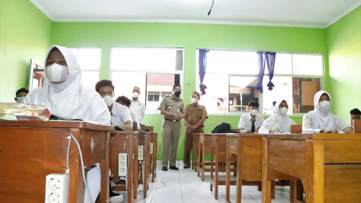 Wali Kota Jakarta Pusat, Dhany Sukma meninjau pelaksanaan PTM terbatas