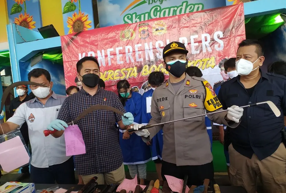 15 pelaku tindak kejahatan itu diamankan petugas di 8 lokasi berbeda di sejumlah wilayah di Kota Bogor.