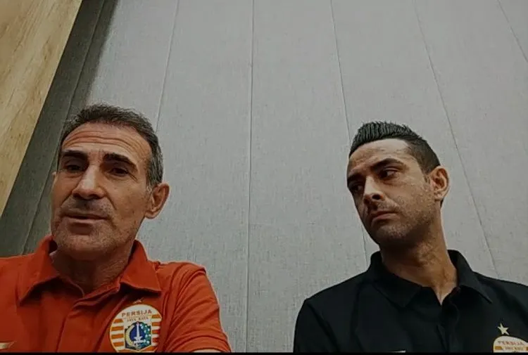 Tangkapan layar Pelatih Kepala Persija Jakarta asal Italia Angelo Alessio (kiri) dan bek Persija, Otavio Dutra