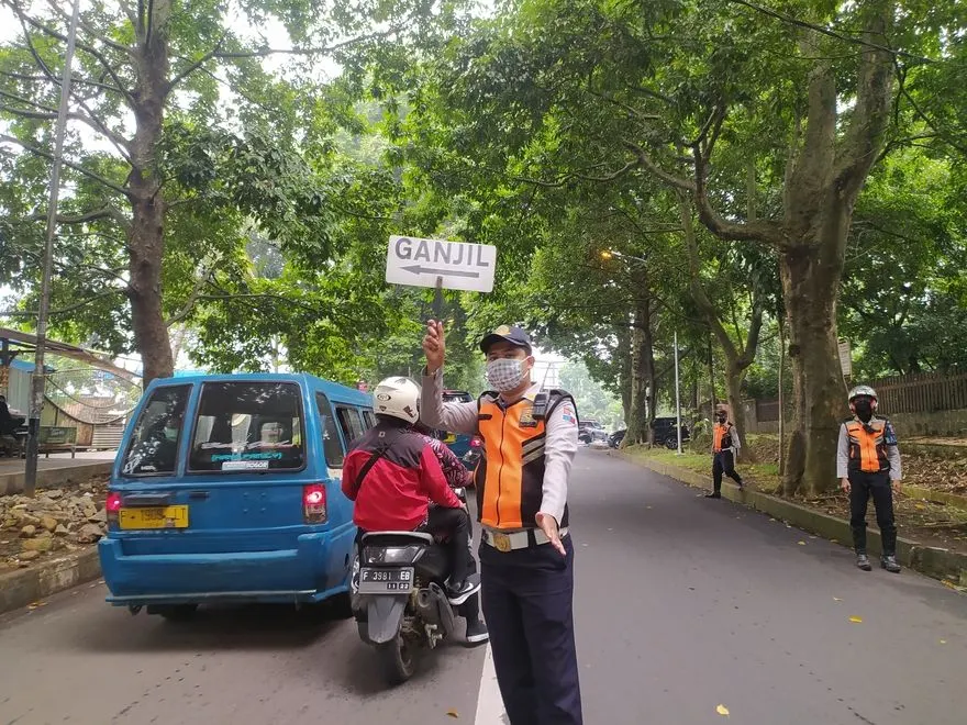 Petugas gabungan saat melakukan penyekatan di posko pengawasan ganjil-genap Kota Bogor.