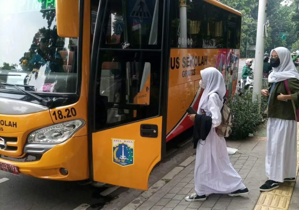 Bus sekolah mengangkut siswa selama pembelajaran tatap muka (PTM) terbatas di Jakarta Utara