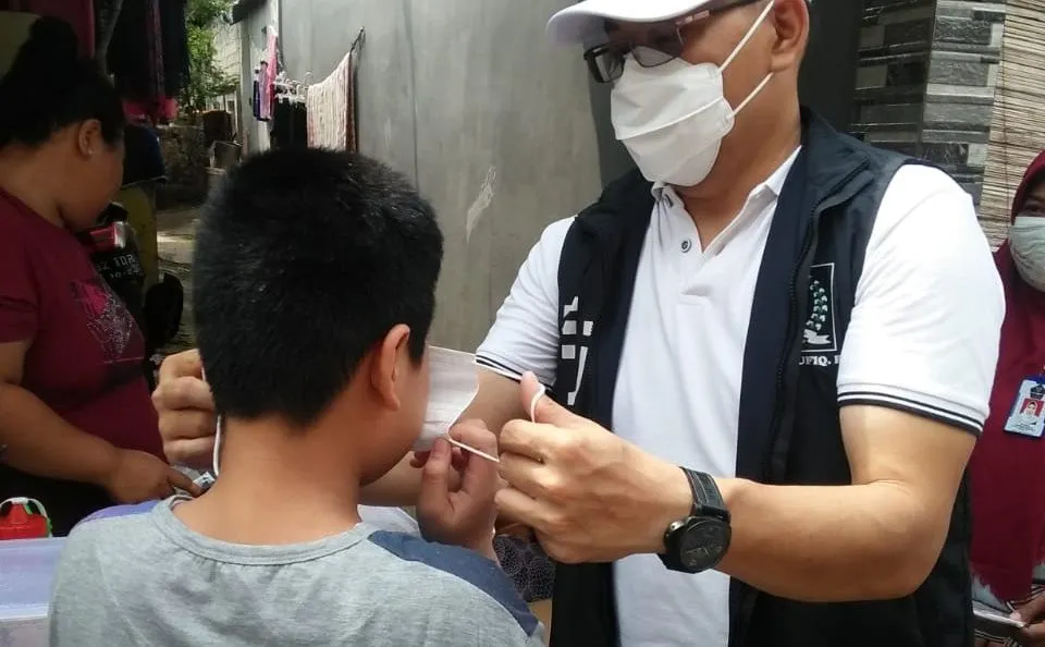 Dewan Kota Kecamatan Pasar Rebo membangikan 300 masker kepada warga