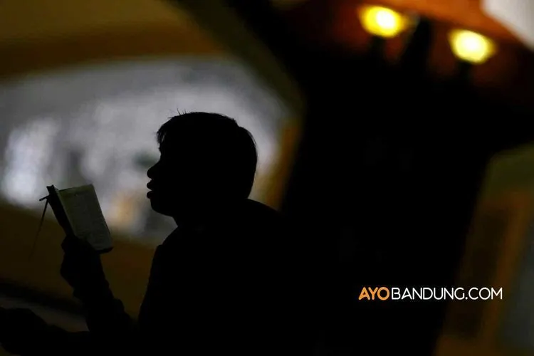 Seseorang sedang membaca ayat Alquran