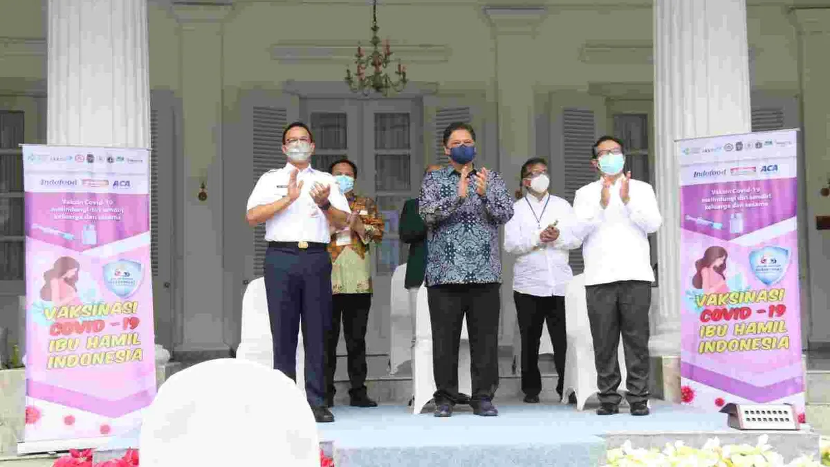 Gubernur DKI Jakarta, Anies Baswedan bersama Menko Perekonomian, Airlangga Hartanto saat pencanangan Kegiatan Vaksinasi Ibu Hamil