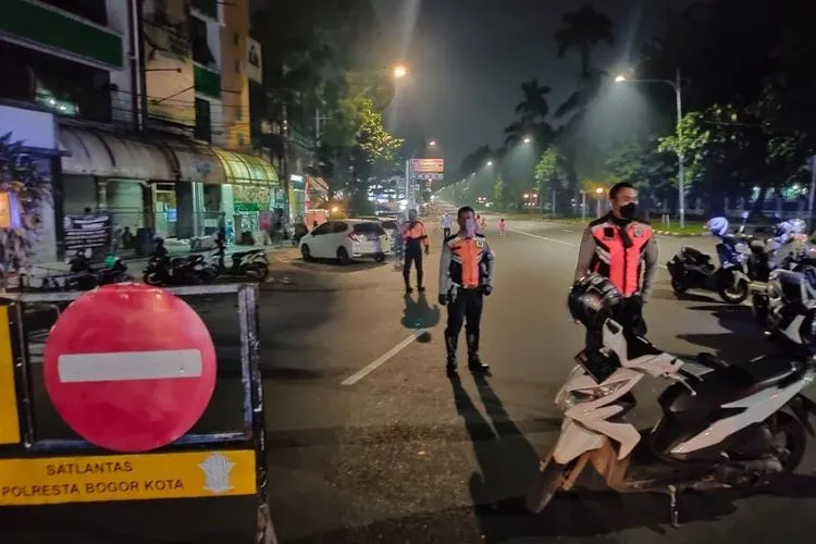 Petugas gabungan saat melakukan pengawalan di posko penyekatan jam malam (Dok Pemkot Bogor)