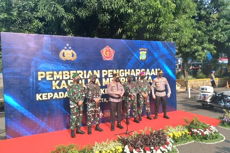 Polda Metro Jaya Berikan Penghargaan pada Nakes yang Bertugas Saat Penyekatan Mudik / Fichri Hakiim