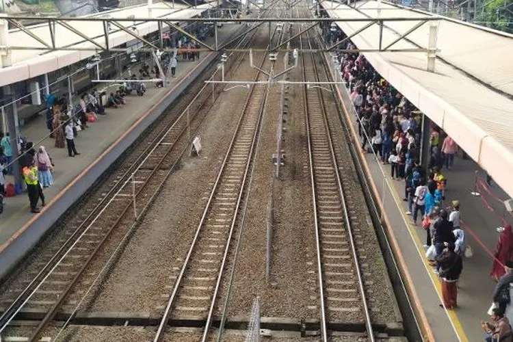 Penumpang antre menunggu kereta di Stasiun Tanah Abang, Jakarta Pusat, Minggu (2/5/2021). [Suara.com/Tio]