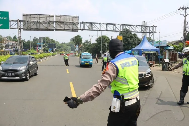 H-1 Lebaran, Arus Lalu Lintas di Puncak Bogor Terpantau Lengang / Yogi Faisal