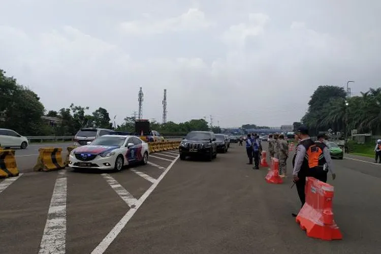Petugas gabungan saat melakukan pengecekan di pintu keluar Tol Gate Kota Bogor.