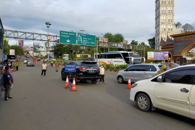 Petugas gabungan saat melakukan pengecekan di di Simpang Jalan Raya Gadog, Kecamatan Ciawi, Kabupaten Bogor/ Yogi