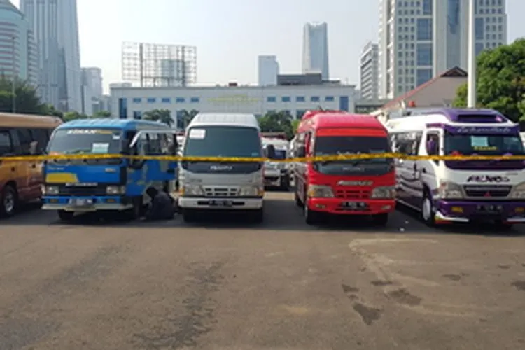 Barang bukti travel gelap yang diamankan di Polda Metro Jaya. (Fichrihakiim/Ayojakarta)