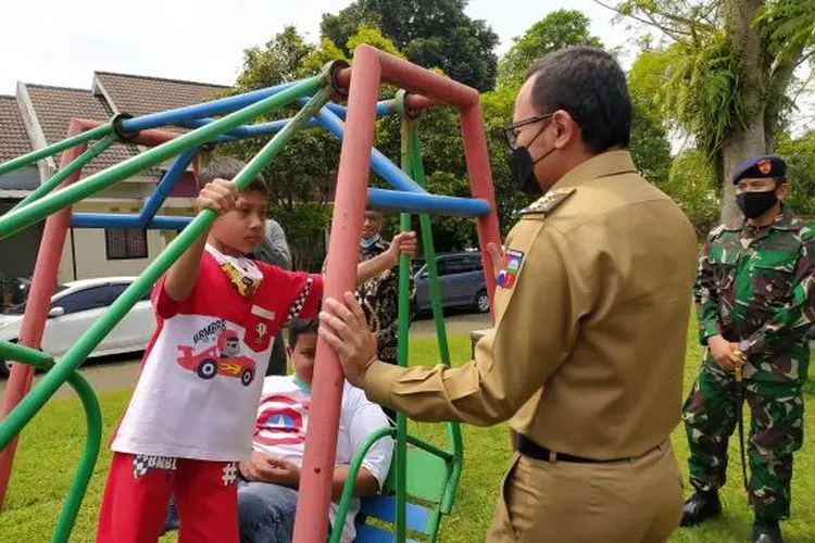 Wali Kota Bogor Bima Arya Sugiarto saat menyambangi rumah duka Letkol Laut (E) Irfan Suri, di Kluster Harmoni 2, Blok 9, Nomor 15, Bogor Nirwana Residence (BNR) Desa Sukamantri, Kecamatan Tamansari, Kabupaten Bogor.