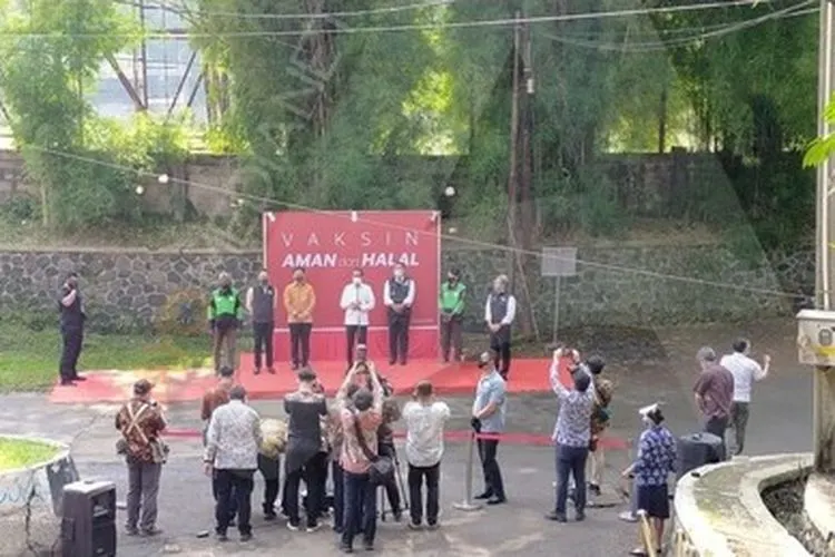 Presiden Jokowi saat memantau langsung proses vaksinasi lansia di, Kompleks Gor Padjajaran Kota Bogor / Yogi Faisal
