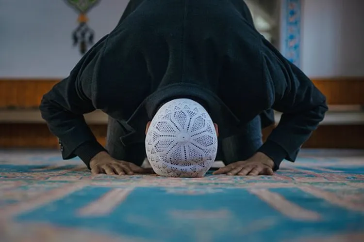 Ilustrasi seorang muslim sedang melaksanakan ibadah salat (Pixabay)