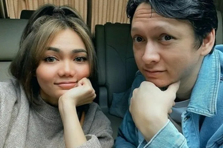 Rina Nose dan suaminya / Instagram