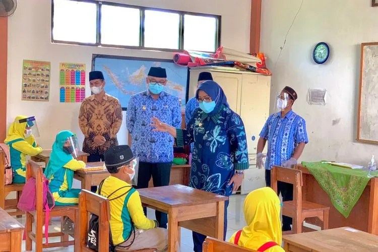 Bupati Bogor Ade Yasin dan Wakil Bupati Bogor Iwan Setiawan, saat melakukan kunjungan ke SDIT Al Fatih di Kampung Muara, Desa Ciburuy, Kecamatan Cigombong, Kabupaten Bogor ( Dok. Diskominfo Kabupaten Bogor)