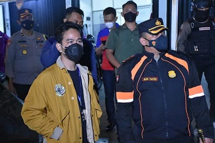 Kapolresta Surakarta Kombes Pol Ade Safri Simanjuntak dan Wali Kota Surakarta Gibran Rakabuming Raka saat mengikuti razia penyakit masyarakat di wilayah Kestalan dan Terinal Tirtonadi, Sabtu (1/3/2021), malam. (ist)