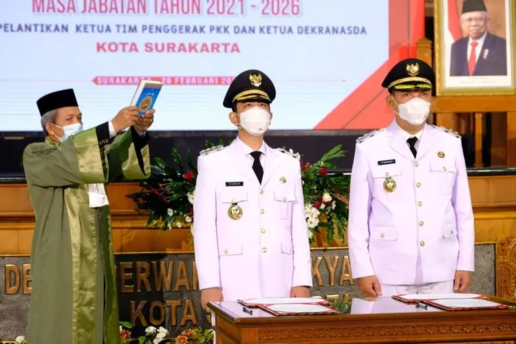 Gibran dan Teguh Prakosa resmi dilantik menjabat Wali Kota/Wakil Wali Kota Surakarta masa jabatan 2021-2026 di Gedung DPRD Surakarta, Jumat (26/2/2021). (Humas Pemkot Surakarta)