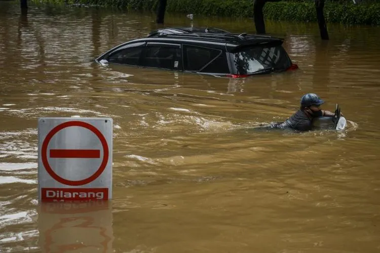 Komunitas Offroad Bantu Selamatkan Mobil Terendam Banjir di Kemang (Republika)