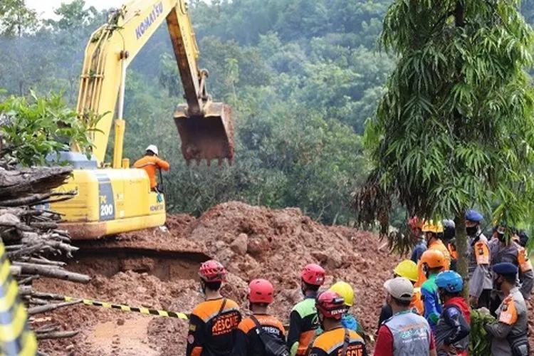 Upaya evakuasi korban longsor di Nganjuk, Jawa Timur. (dok BPBD)