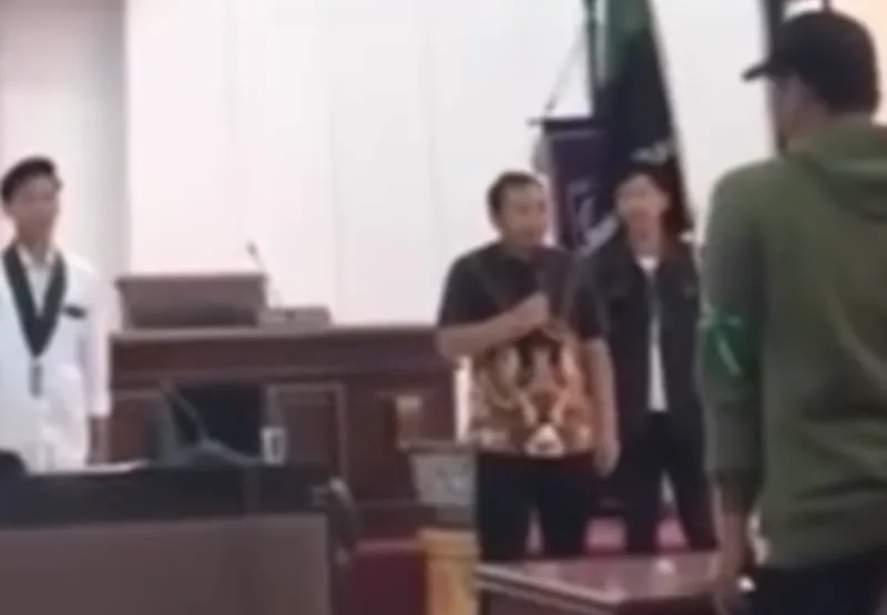 Viral sebuah video menampilkan Ketua DPRD Lumajang diduga tidak hafal Pancasila.