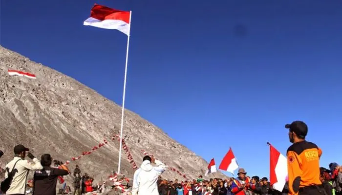 Upacara HUT RI di Gunung Merapi.
