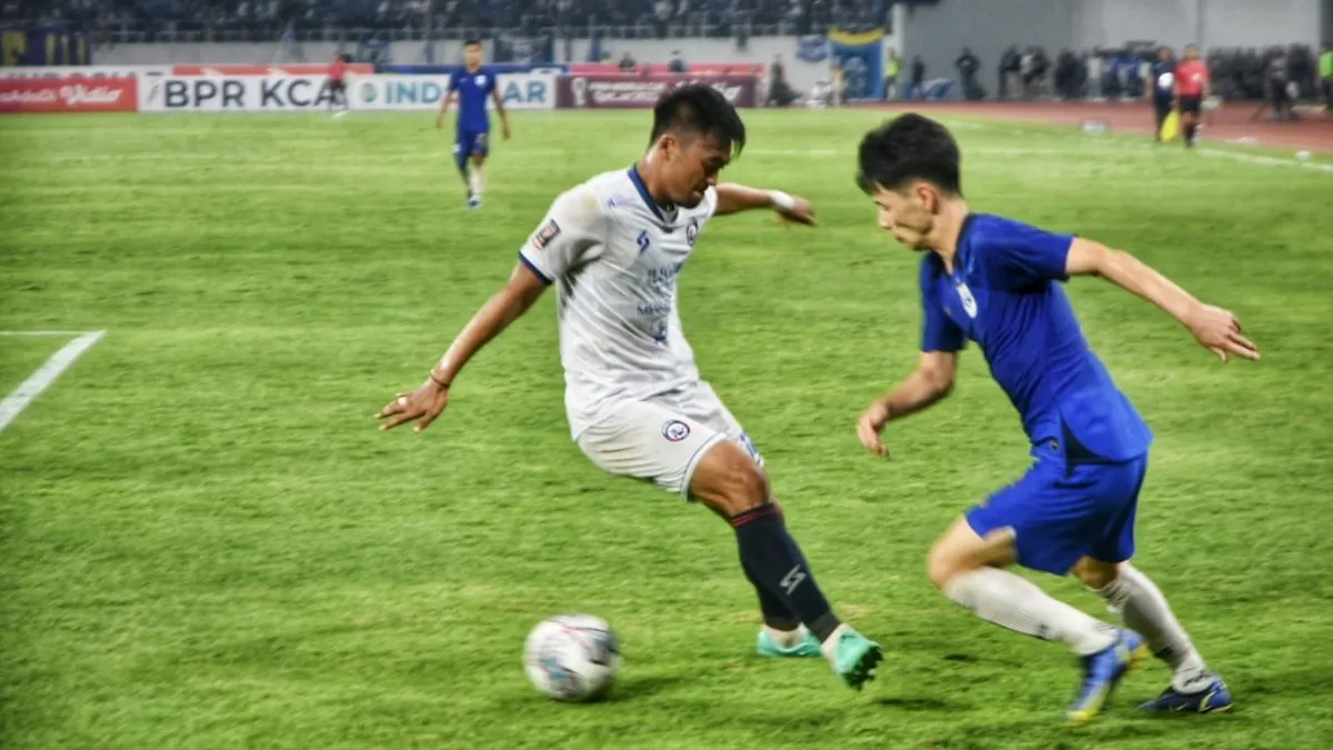Pemain PSIS Semarang Taisei Marukawa berusaha melewati pemain Arema FC. Dalam laga ini PSIS kalah 0-2. (Ayosemarang.com/ Audrian Firhannusa)