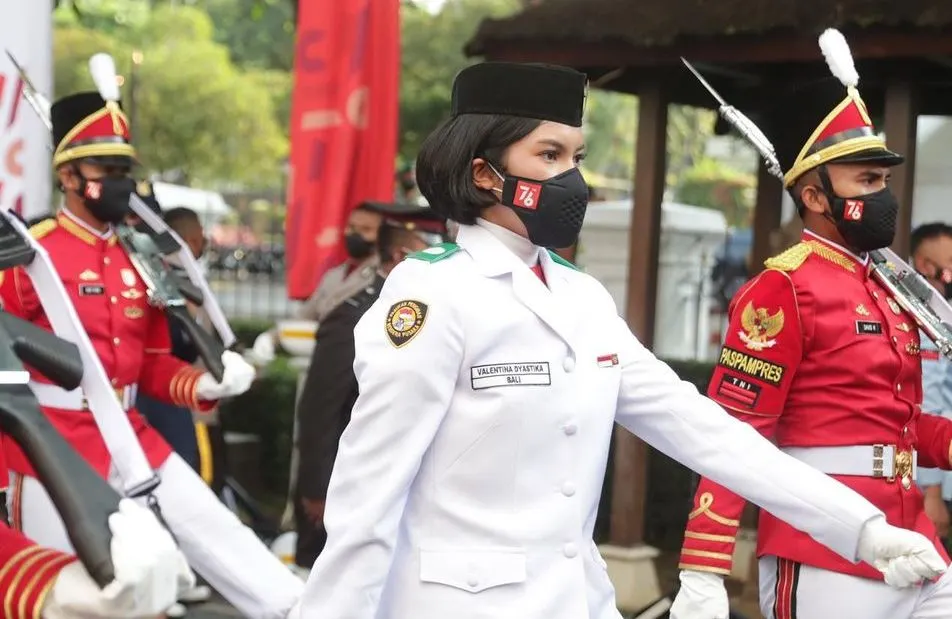 Valentina Dyastika, pembawa baki bendera pusaka pada upacara HUT ke-77 RI di Istana Negara, 17 Agustus 2022.