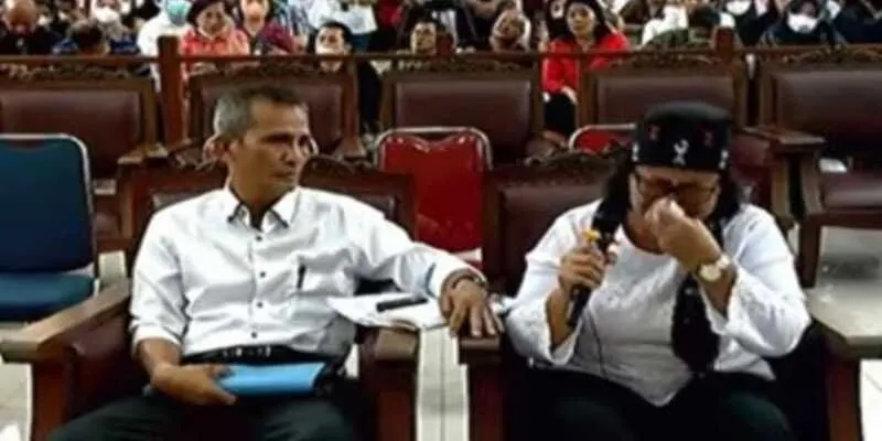 Ayah dan Ibu Brigadir J memberi kesaksian di persidangan FS dan PC  Sumber foto: Screenshot dari youtube,com/KompasTV