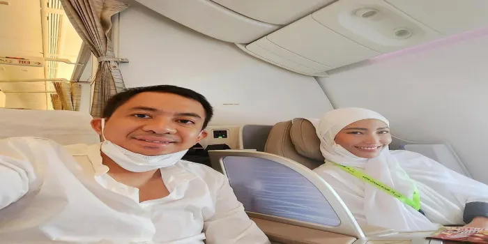  Ayu Dewi Pergi Ibadah Umroh bersama Regi Datau suaminya