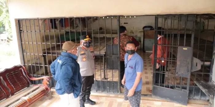 Kapolda Sumut Irjen Pol RZ Panca Putra Simanjuntak dan Komnas HAM mengecek kerangkeng di rumah Bupati Langkat.
