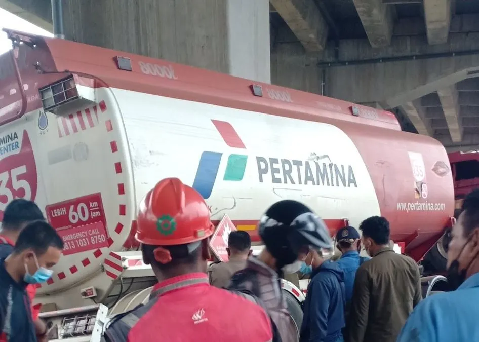 Truk tangki Pertamina tabrak motor dan mobil di Cibobor, 11 orang tewas. Foto: Istimewa