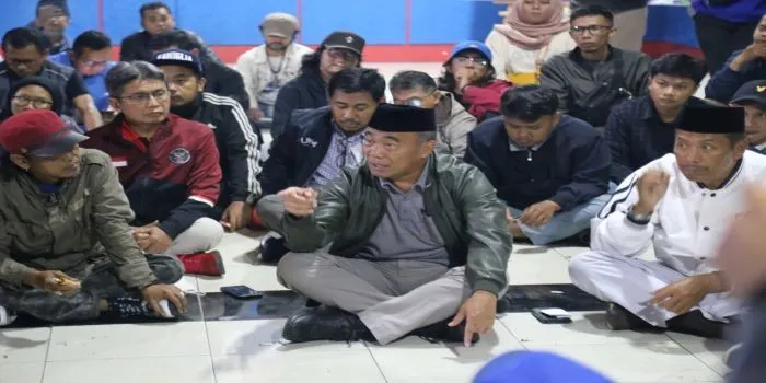 Muhadjir Effendy saat bertemu Aremania dalam menampung semua aspirasi / Kemenkopmk.go.id