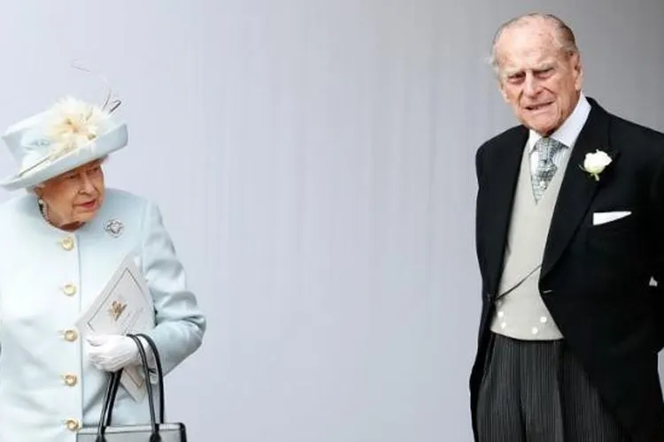 Pangeran Philip dan Ratu Elizabeth dari Inggris berfoto bersama dekat Kapela Windsor pada Oktober 2018. [AFP/Alastair Grant]