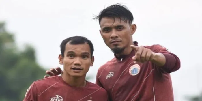 Dua pemain Persija Jakarta Maman Abdurrahman (kanan) dan Riko Simanjuntak.