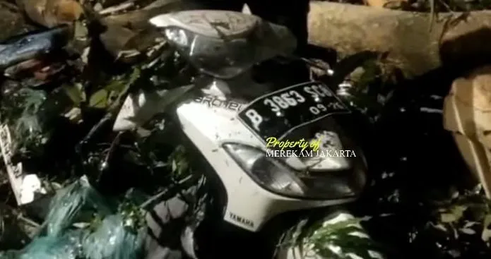 Tangkapan layar video sebuah motor matic yang hancur usai ditimpa pohon di Jakarta dimana pengendara tewas di tempat.
