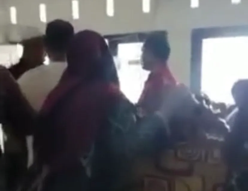 Viral sebuah video diduga kepala desa mengamuk di salah satu Sekolah Dasar dan membentak guru.